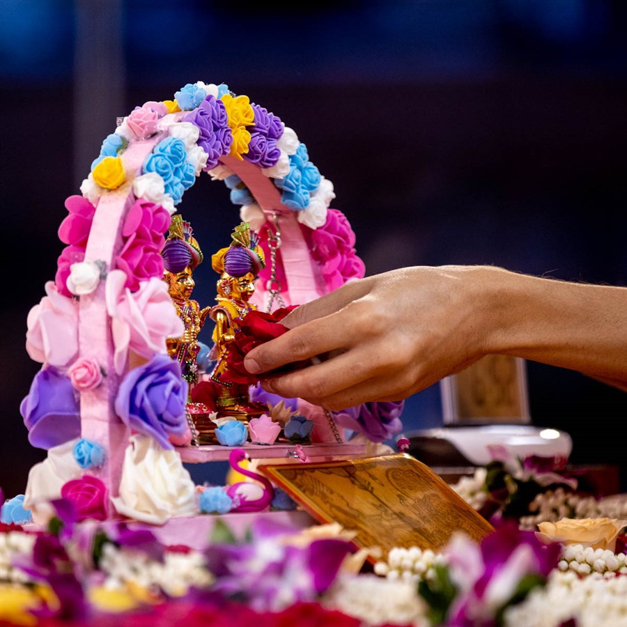 Flowers are offered to Shri Harikrishna Maharaj and Shri Gunatitanand Swami