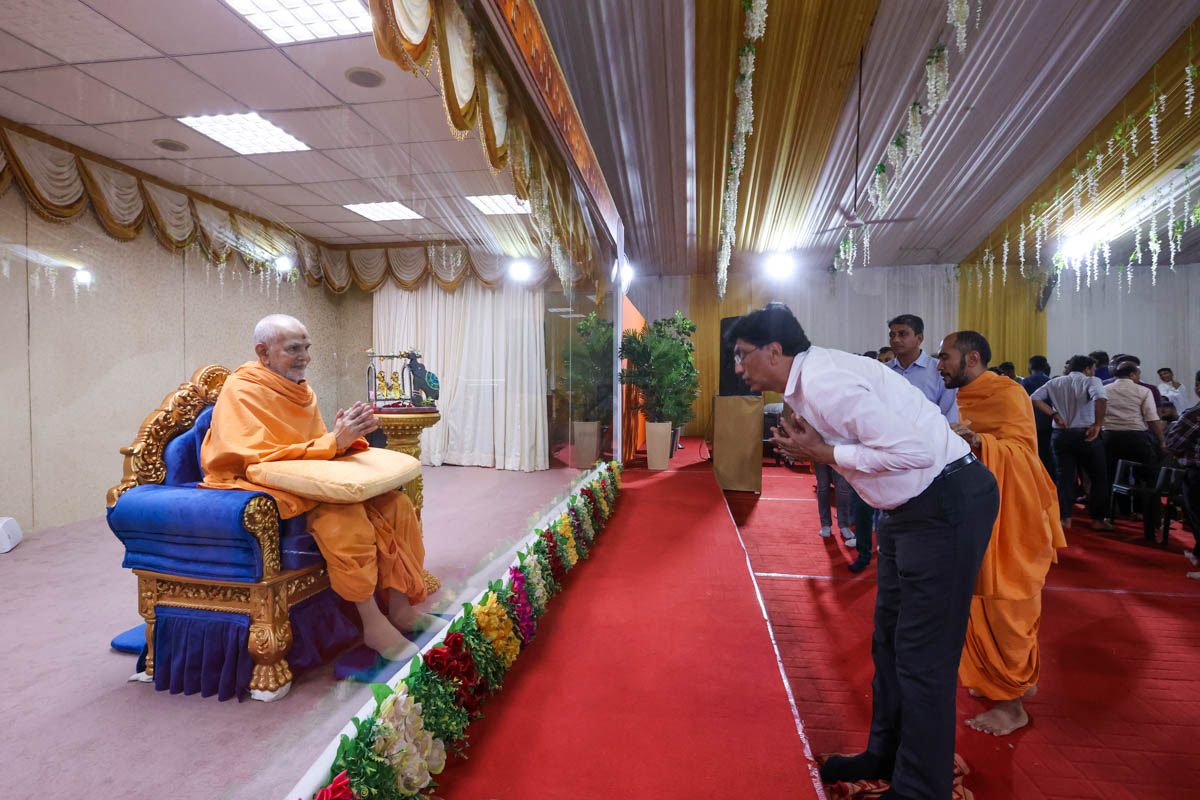 Devotees and well-wishers doing samip darshan of Swamishri