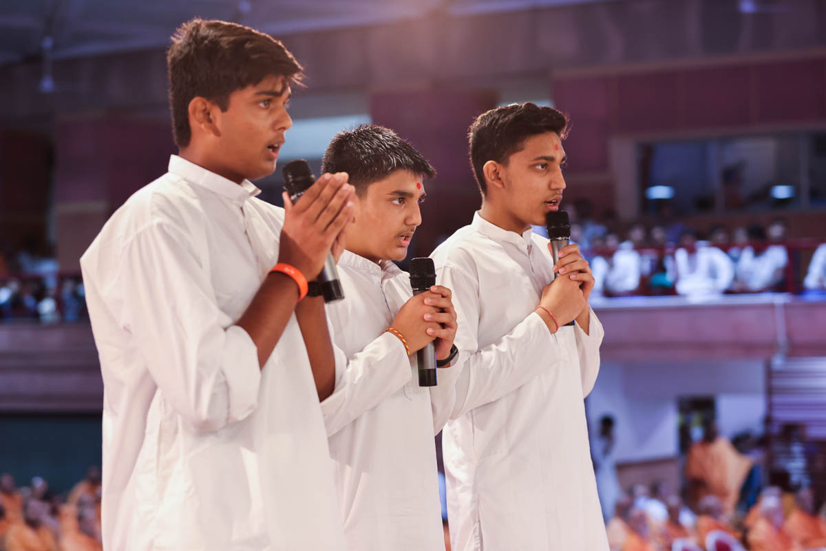Youths recite scriptural passages in Swamishri's puja