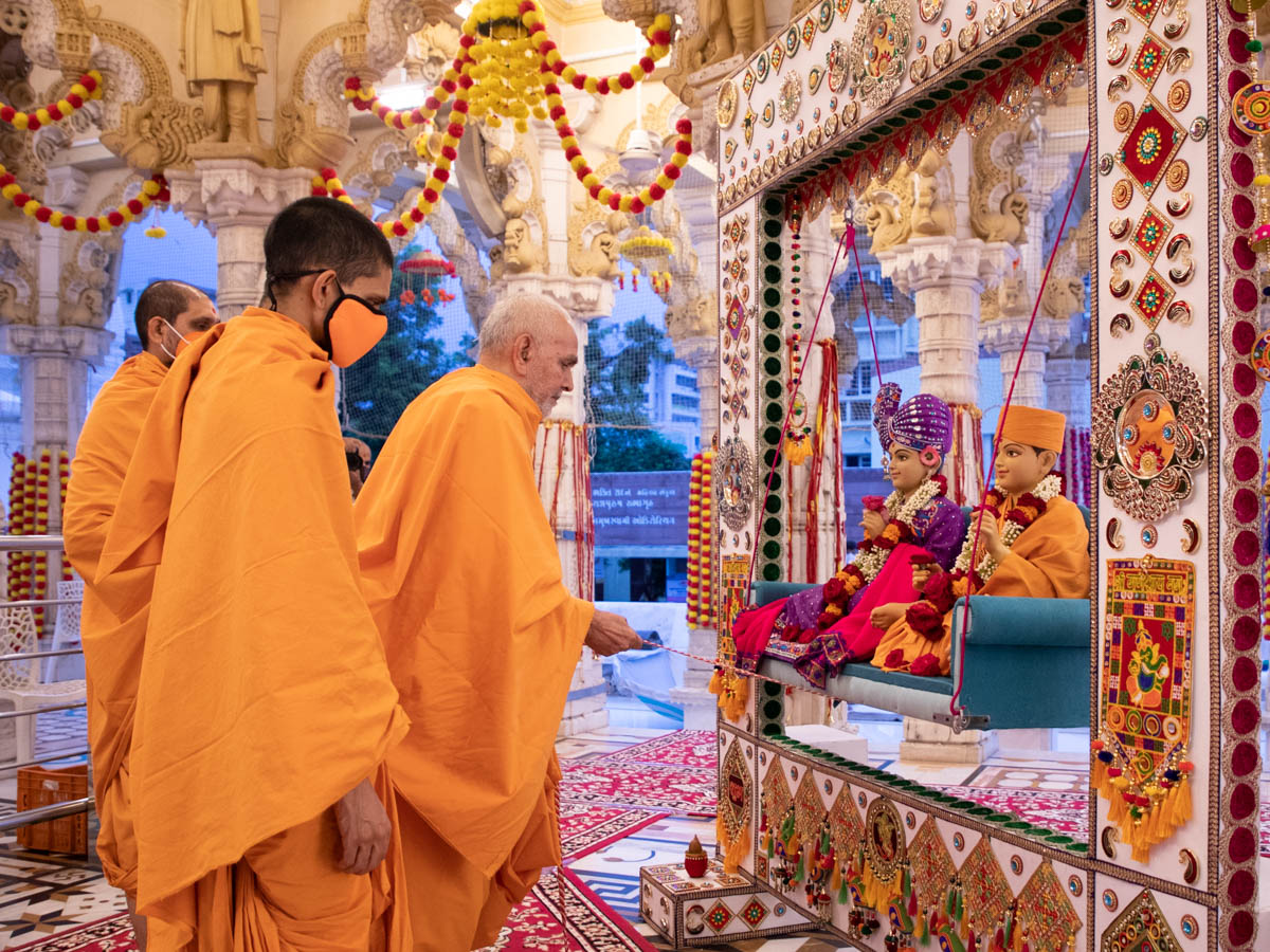 Swamishri swings Bhagwan Swaminarayan and Aksharbrahma Gunatitanand Swami on a hindolo