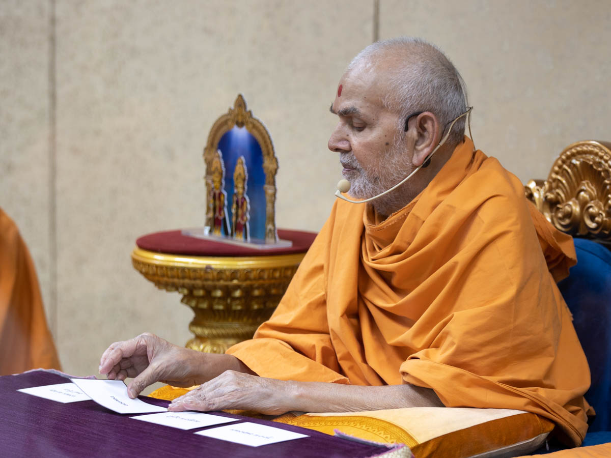 Swamishri selects a shlok