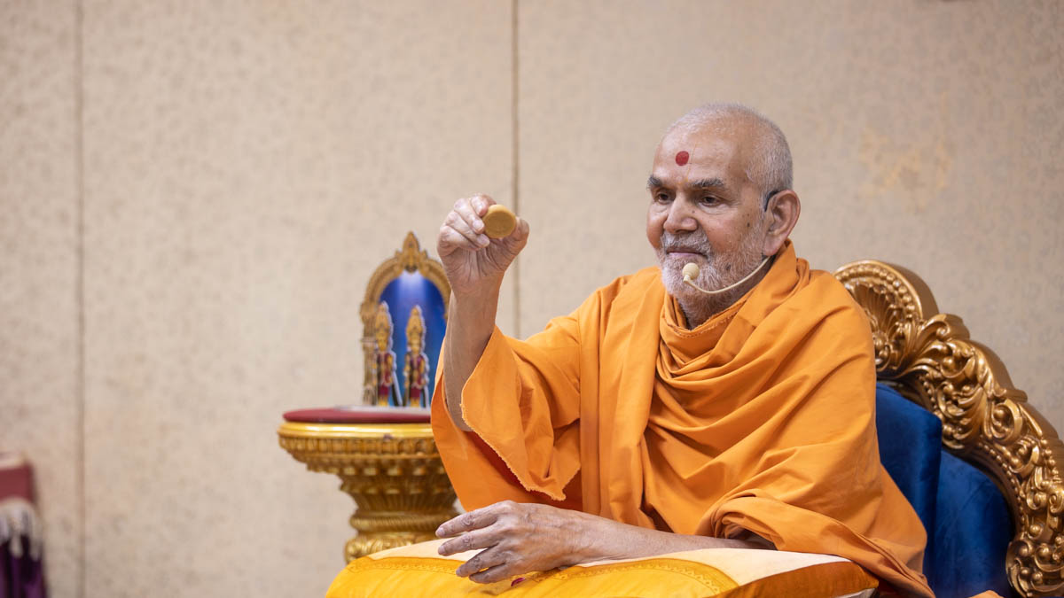 Swamishri gives prasad