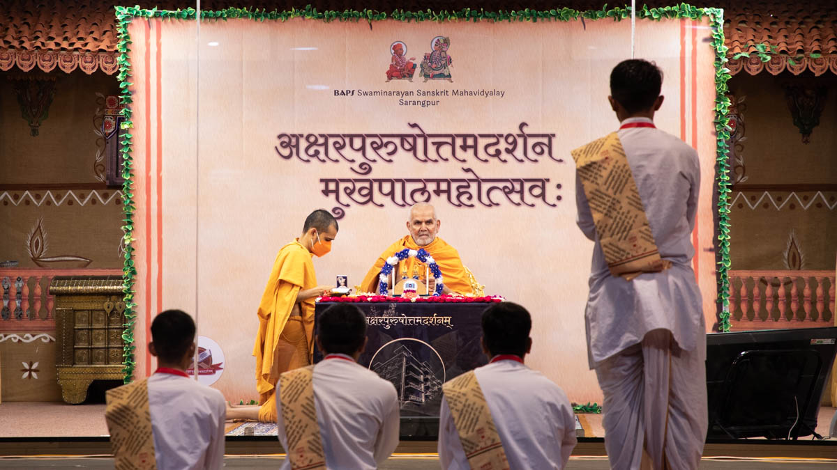 Students of the BAPS Swaminarayan Sanskrit Mahavidyalaya, Sarangpur, recite scriptural passages in Swamishri's puja