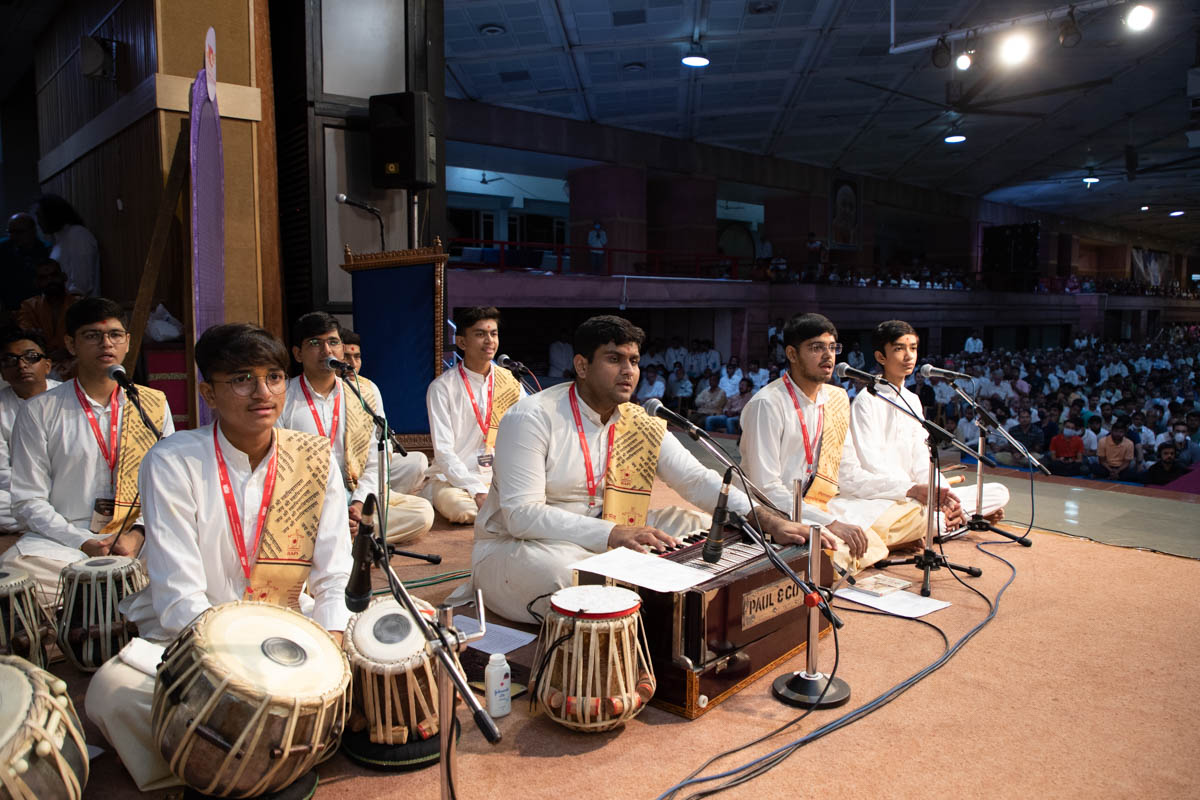 Students sing scriptural passages in Swamishri's daily puja