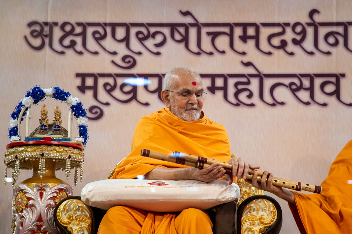 Swamishri sanctifies flutes