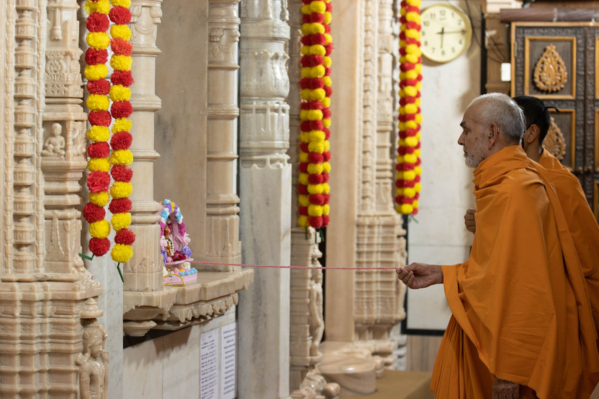 Swamishri swings Shri Harikrishna Maharaj on a hindolo