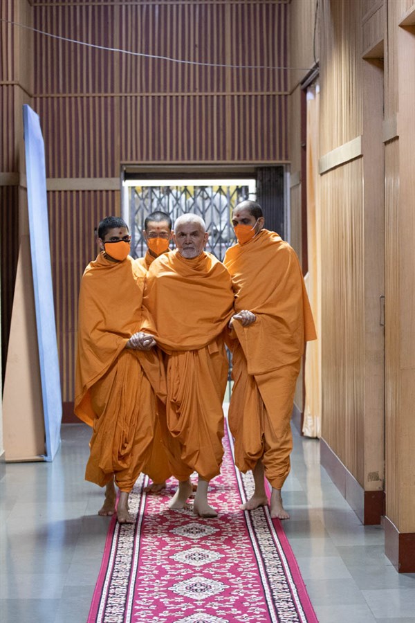 Swamishri arrives for his daily puja