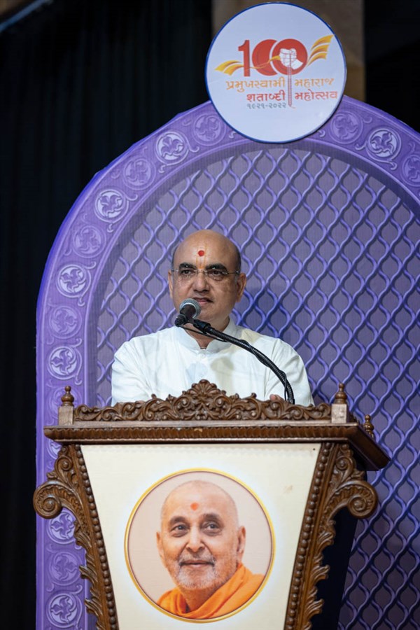 A devotee addresses the Sunday evening satsang assembly