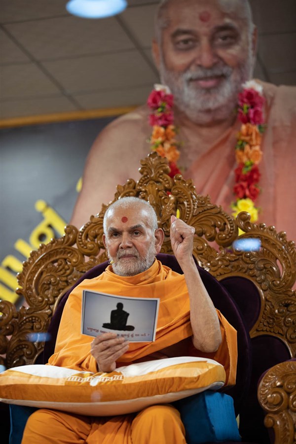 Swamishri hails 'Pramukh Swami Maharaj Shatabdi Mahotsav ni jai'