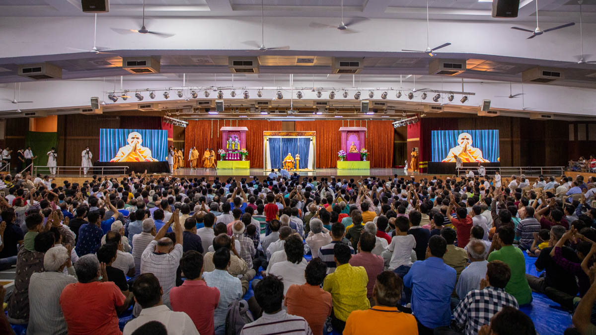 Devotees doing darshan of Swamishri in the Pramukh Swami Auditorium