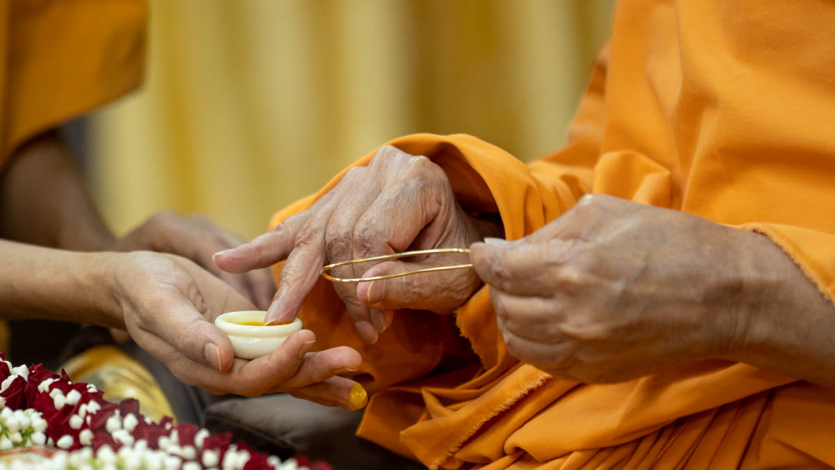 Swamishri applies chandan on a tilakiyu