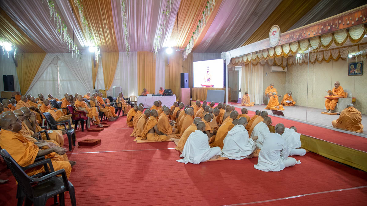 Sadhus and parshads during the assembly