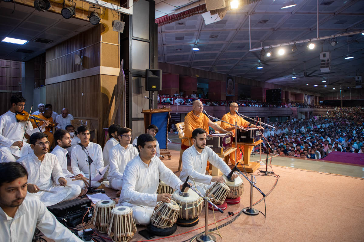 Premvadan Swami and Shukmuni Swami sing kirtans in Swamishri's daily puja