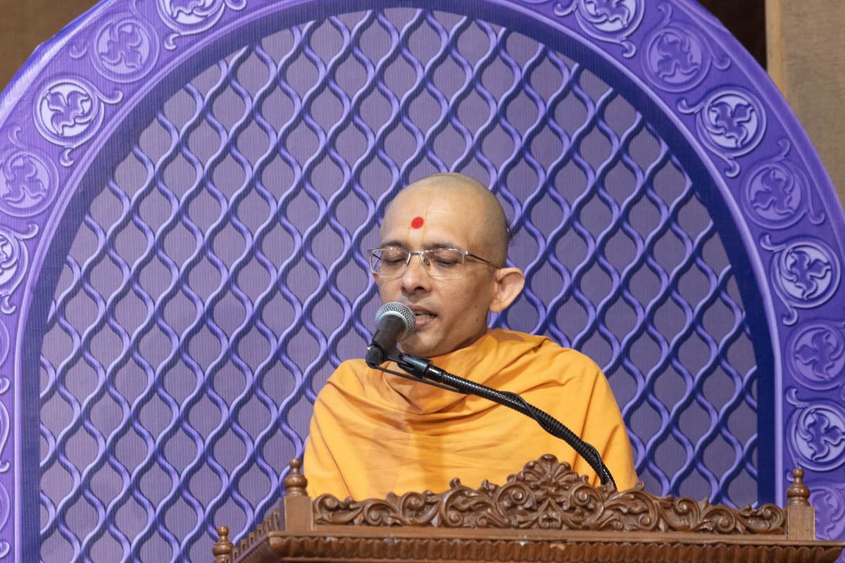 Priyaswarup Swami addresses the Rakshabandhan celebration assembly