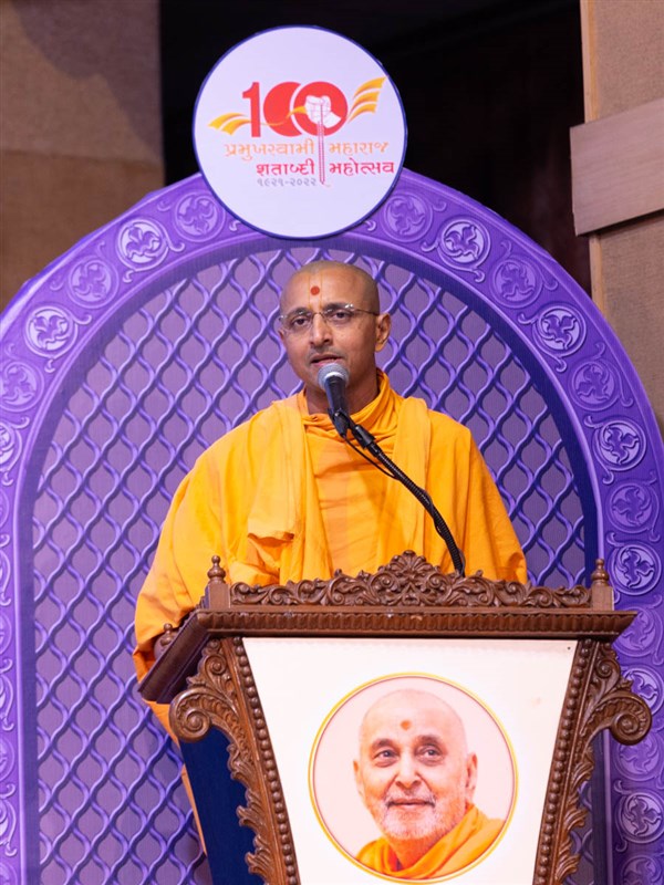 Vivekmuni Swami addresses the assembly