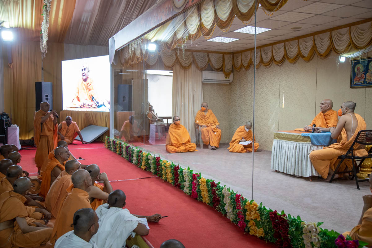 Swamishri in conversation with sadhus in the afternoon