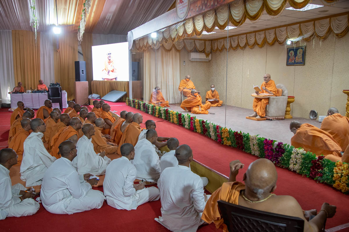 Sadhus and parshads during the assembly