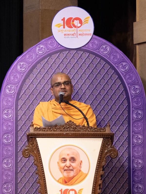 Kaushalmurti Swami addresses the assembly