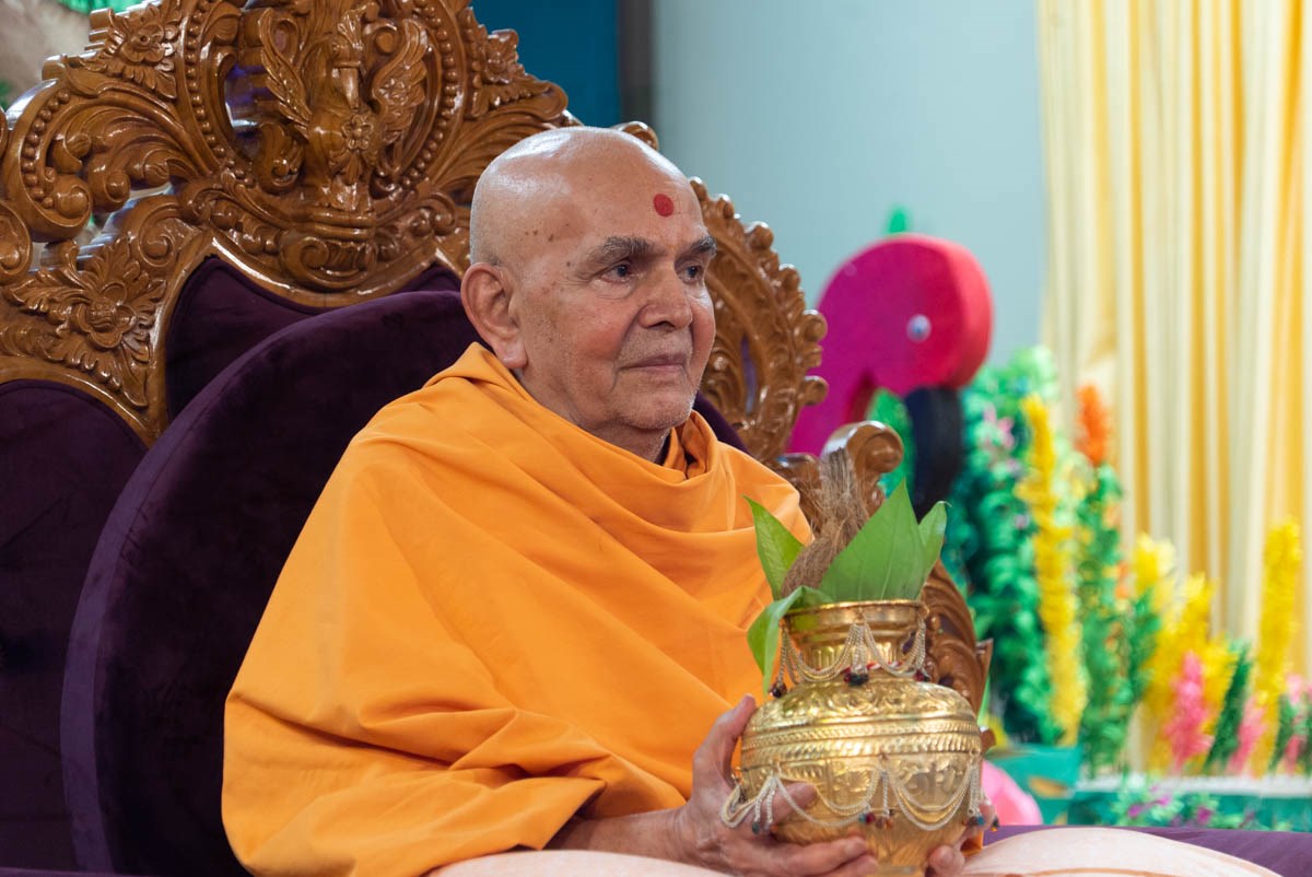 Swamishri sanctifies a kalash