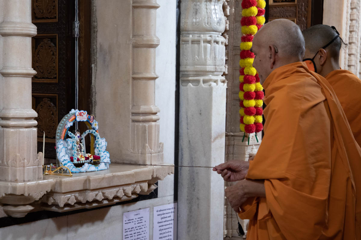 Swamishri swings Shri Harikrishna Maharaj on a hindolo