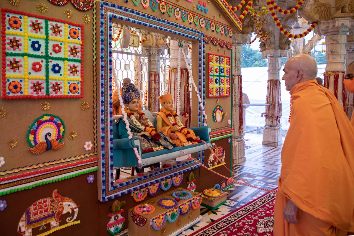 Swamishri swings Bhagwan Swaminarayan and Aksharbrahma Gunatitanand Swami on a hindolo