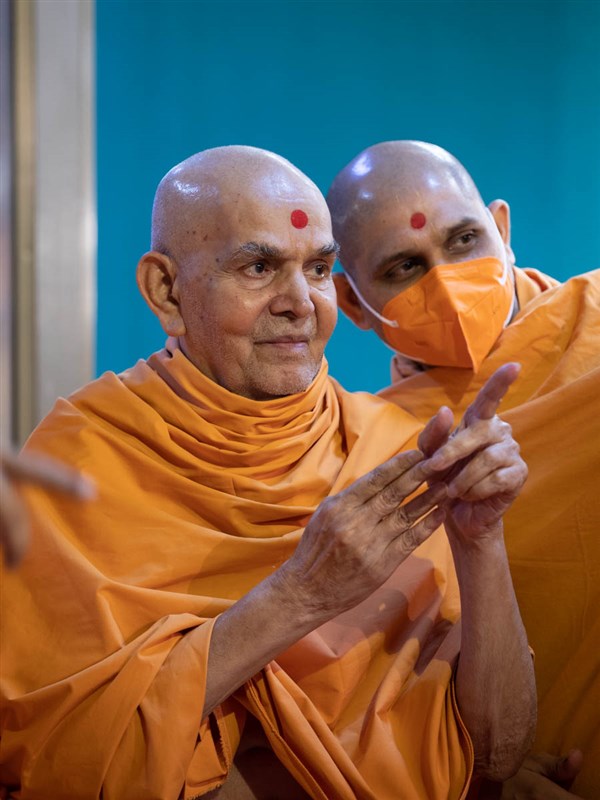 Swamishri in conversation with devotees
