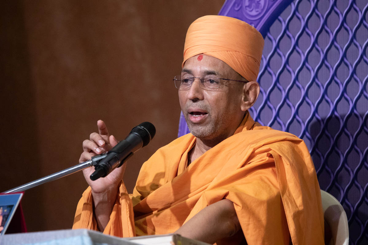 Vivekjivan Swami addresses the assembly