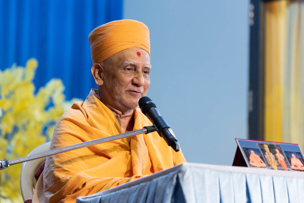 Atmaswarup Swami addresses the assembly