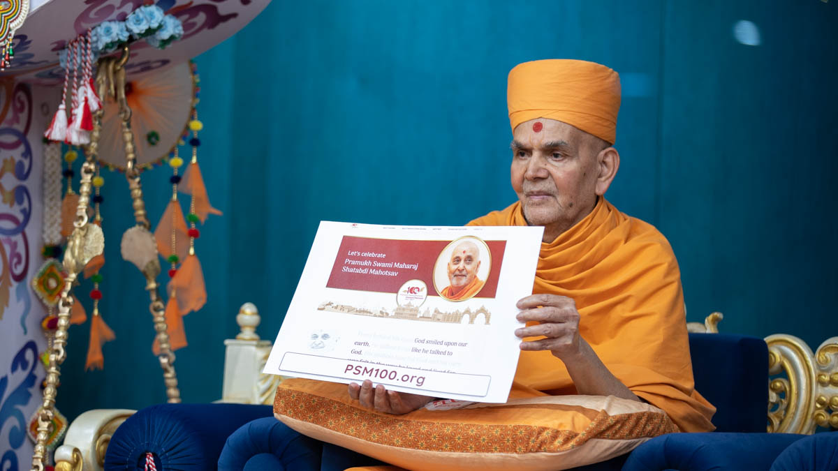 Swamishri inaugurates a website '<a href="https://psm100.org/" target="blank" style="text-decoration:underline; color:blue;">PSM100.org</a>' for the Pramukh Swami Maharaj Centenary Celebrations