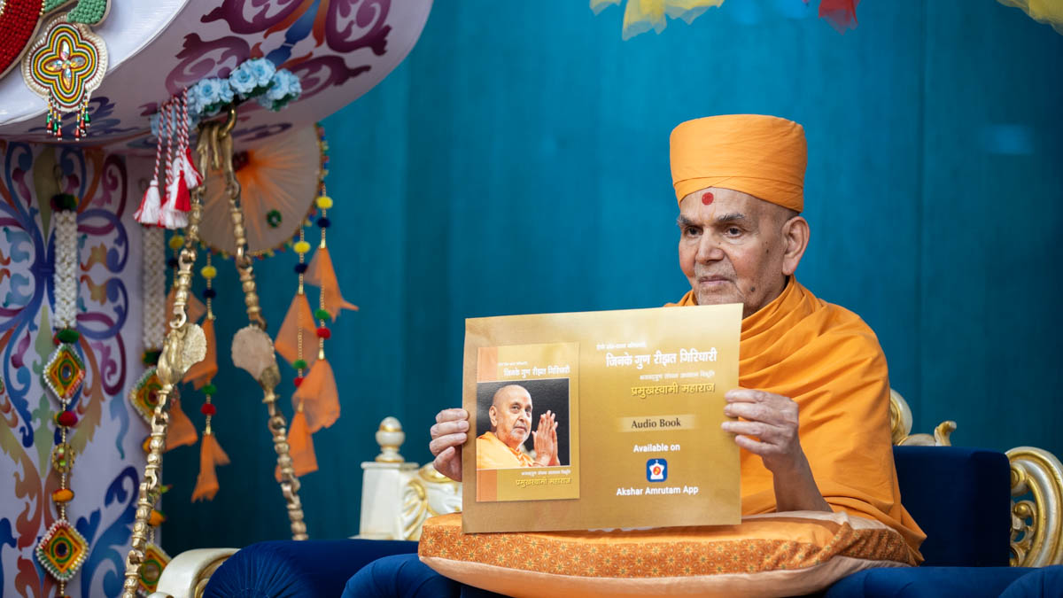Swamishri inaugurates the Hindi audio book of 'Jinke Gun Rizat Giridhari'