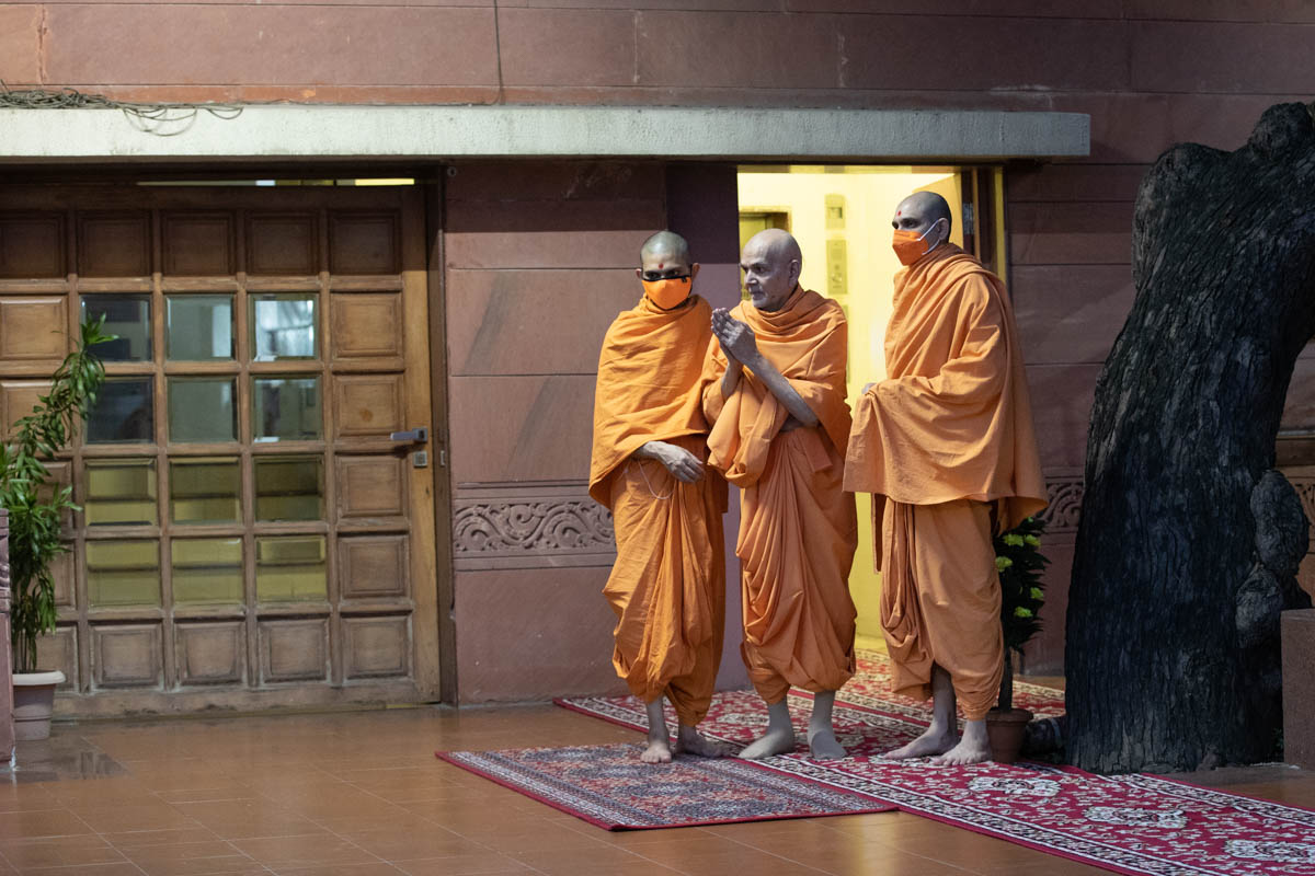 Param Pujya Mahant Swami Maharaj greets all with folded hands