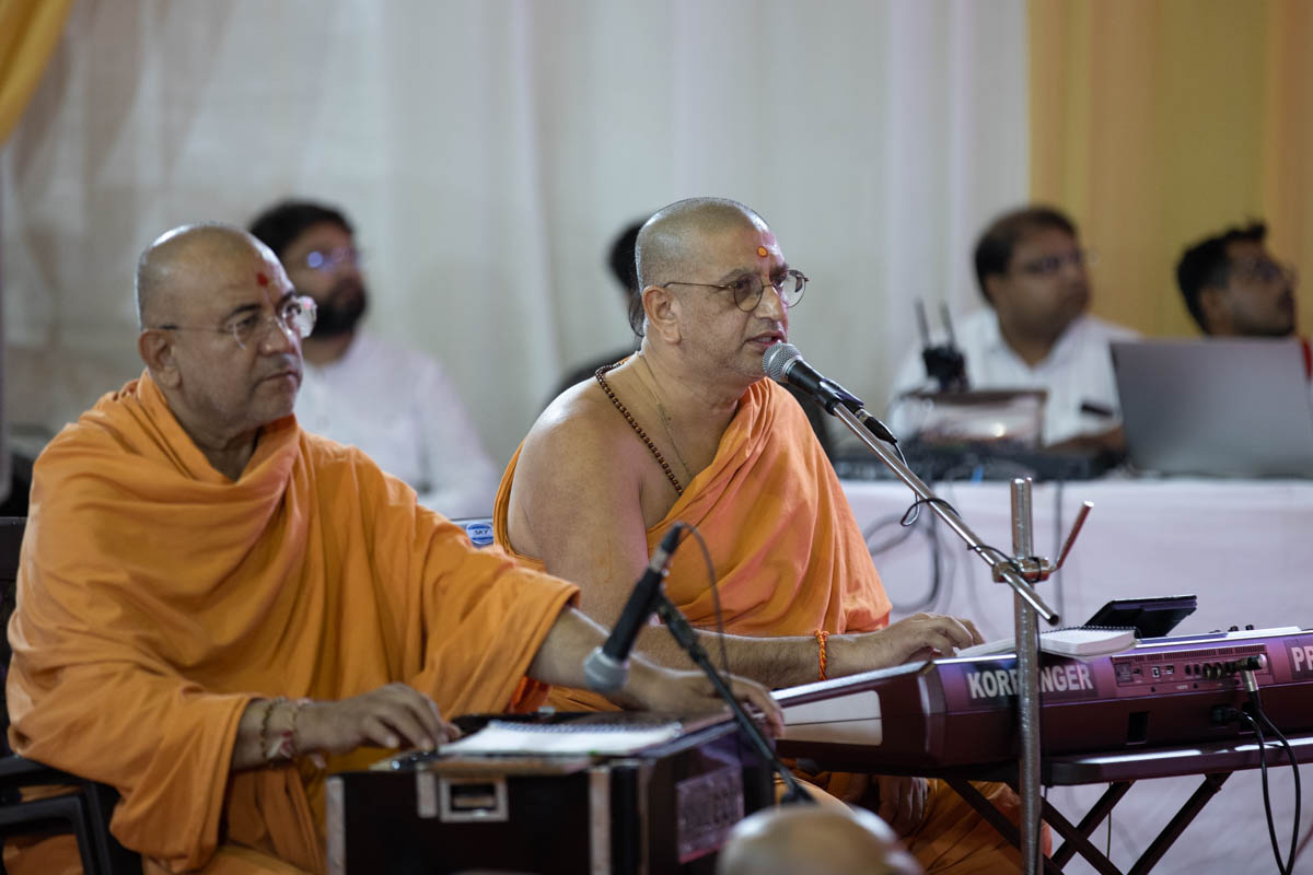 Rahul Swami sings a kirtan in Swamishri's daily puja