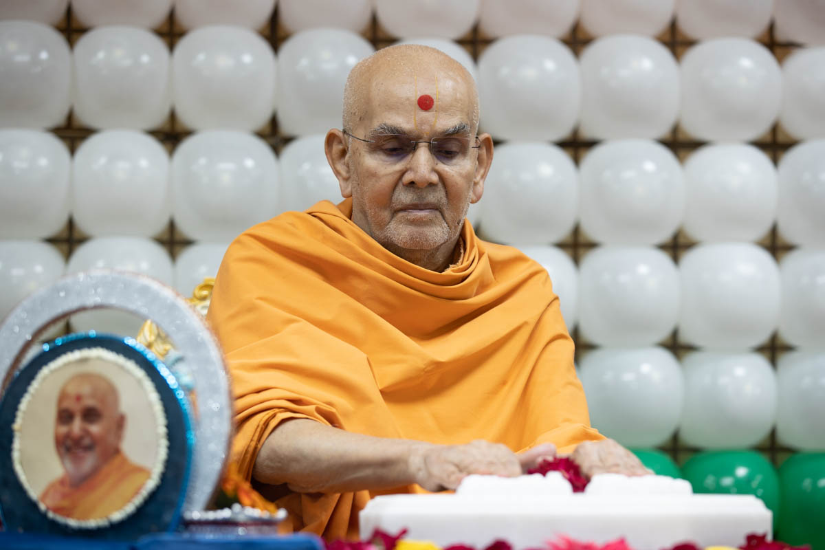 Swamishri performs pujan rituals