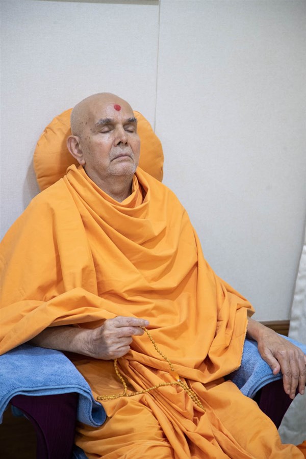 Swamishri doing malas