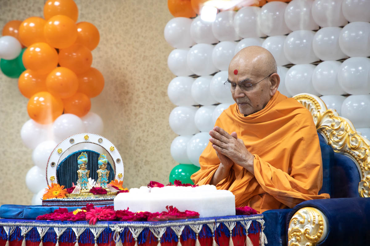 Swamishri performs pujan rituals