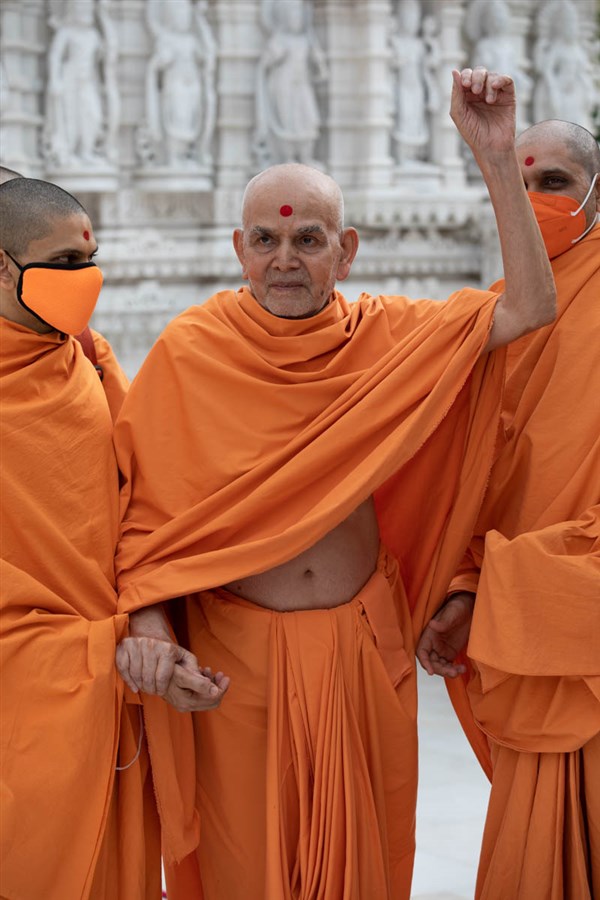 Swamishri hails 'Pramukh Swami Shatabdi Mahotsav ni jai'