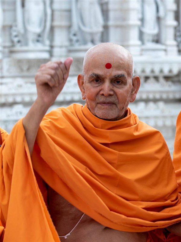 Swamishri hails 'Pramukh Swami Maharaj Shatabdi Mahotsav ni Jai'