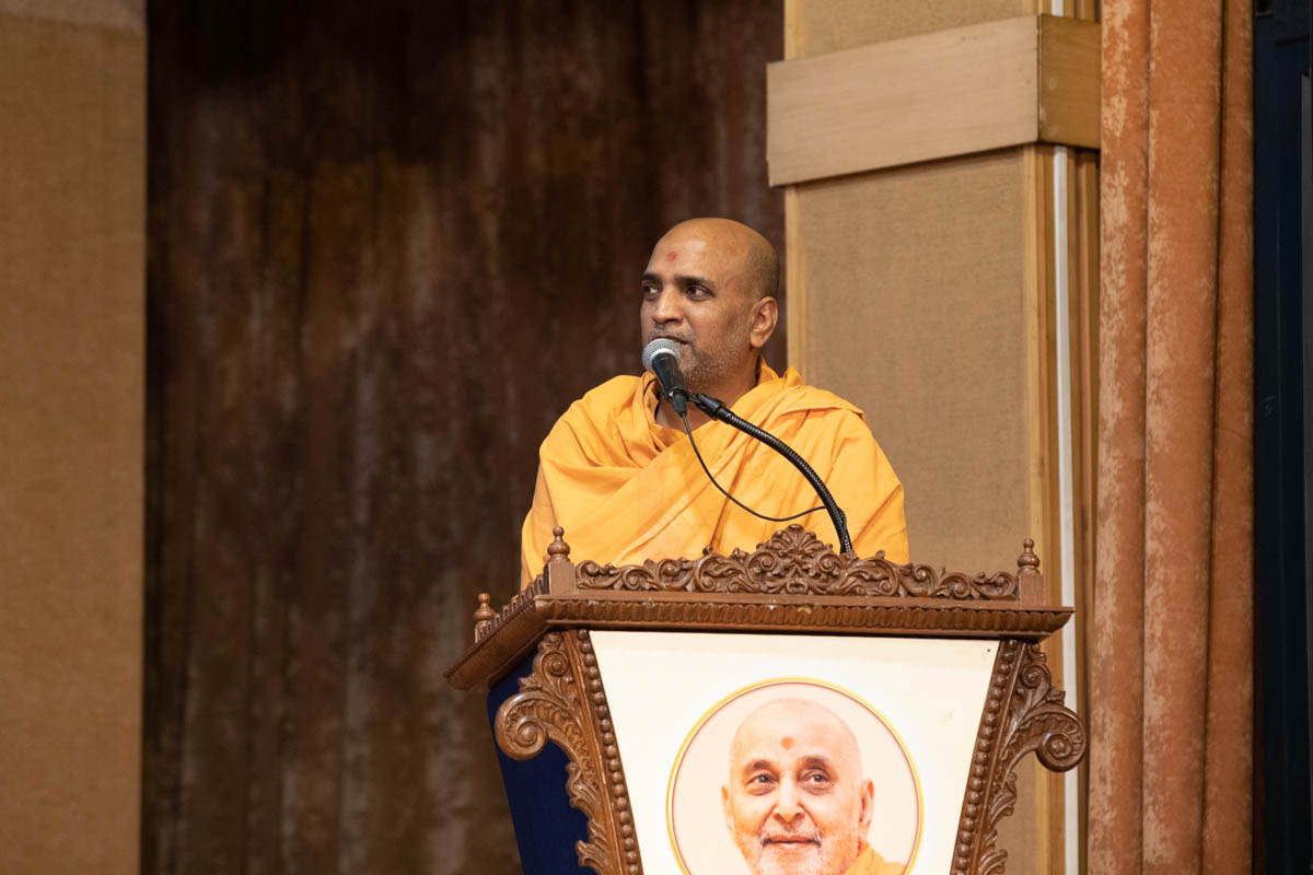 Dharmatilak Swami addresses the assembly