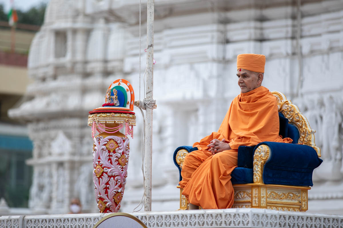 Swamishri during the flag hoisting ceremony
