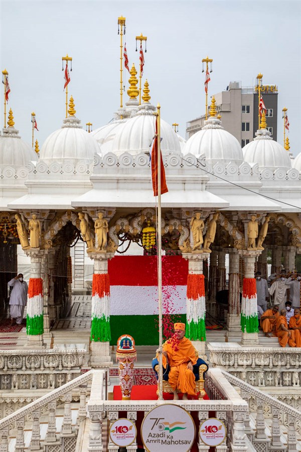 Swamishri raises the Indian national flag to mark the Azadi ka Amrit Mahotsav