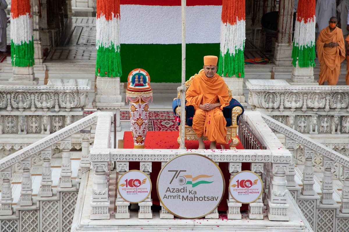 Swamishri during the flag hoisting ceremony