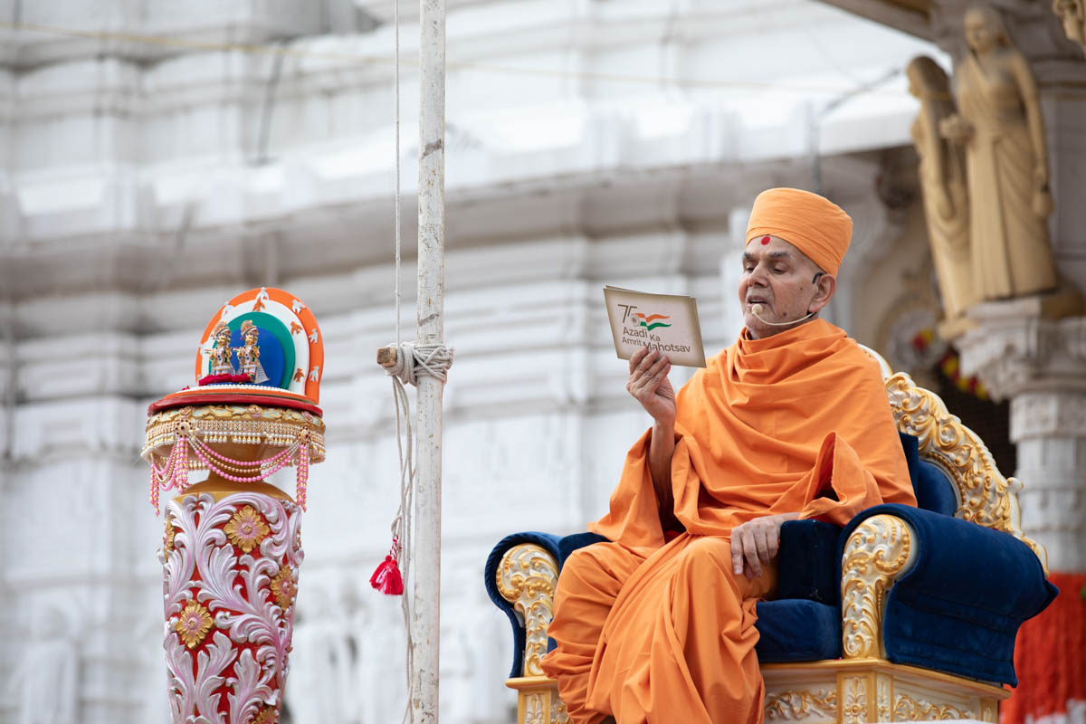 Swamishri addresses the ceremony