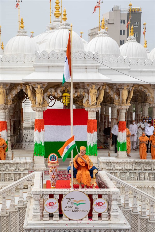Swamishri waves an Indian flag