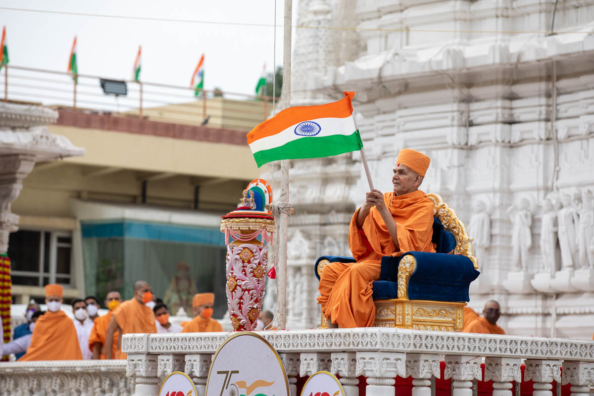 Swamishri waves an Indian flag