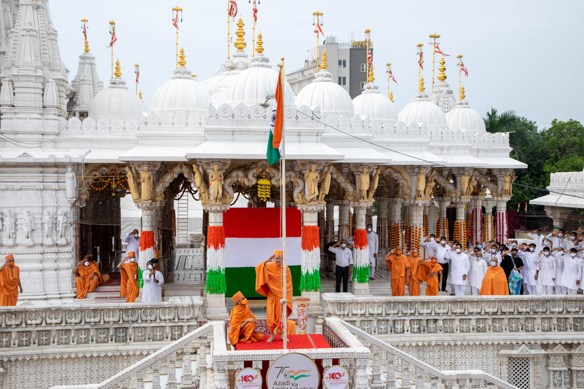 Swamishri, sadhus and devotees during the flag hoisting ceremony