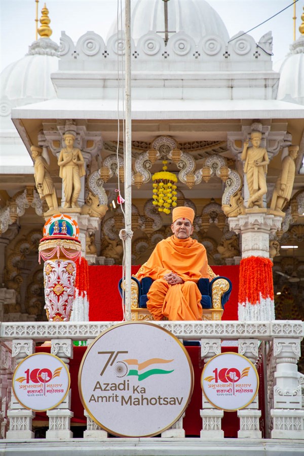 Swamishri during the flag hoisting ceremony