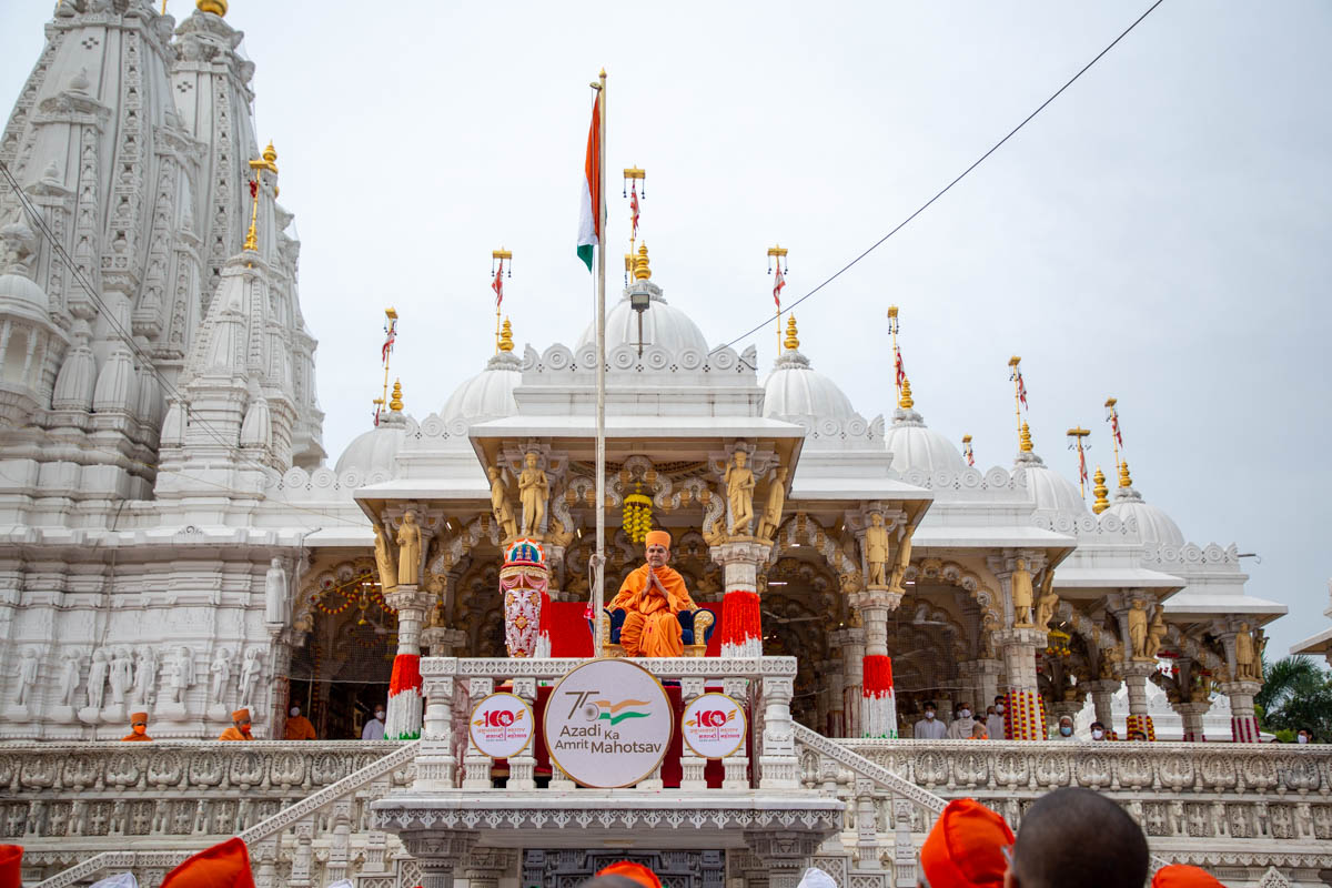 Swamishri greets all with folded hands 