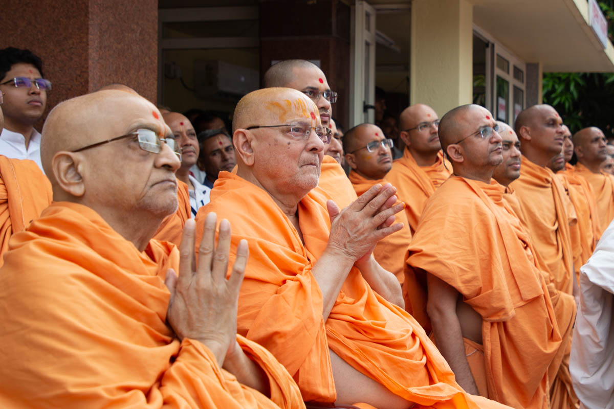 Pujya Ishwarcharan Swami and sadhus doing darshan of Swamishri