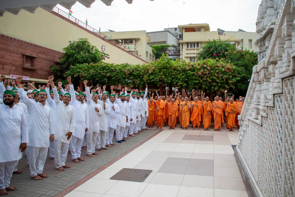 Sadhus and devotees hail 'Bharatmata ki jai'