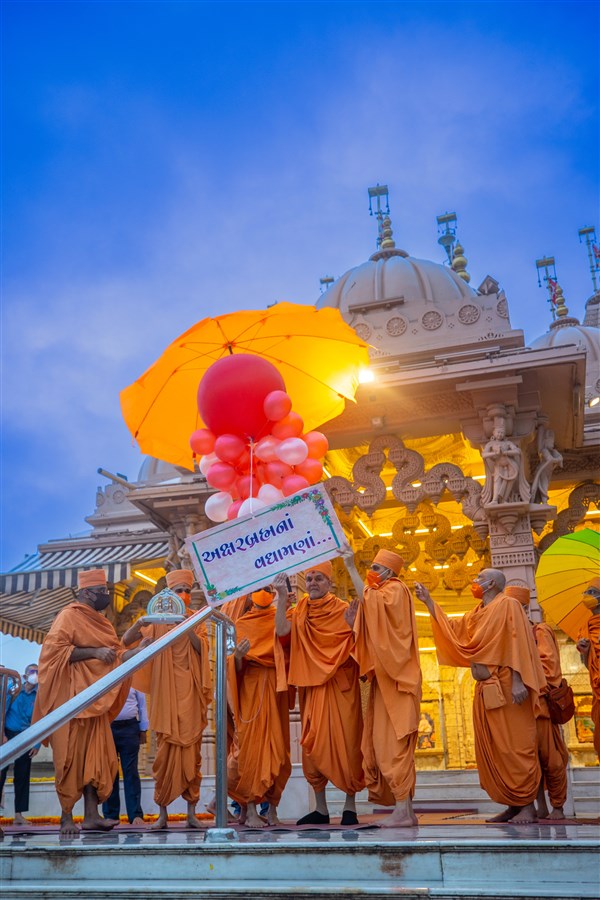 Swamishri releases ballons 